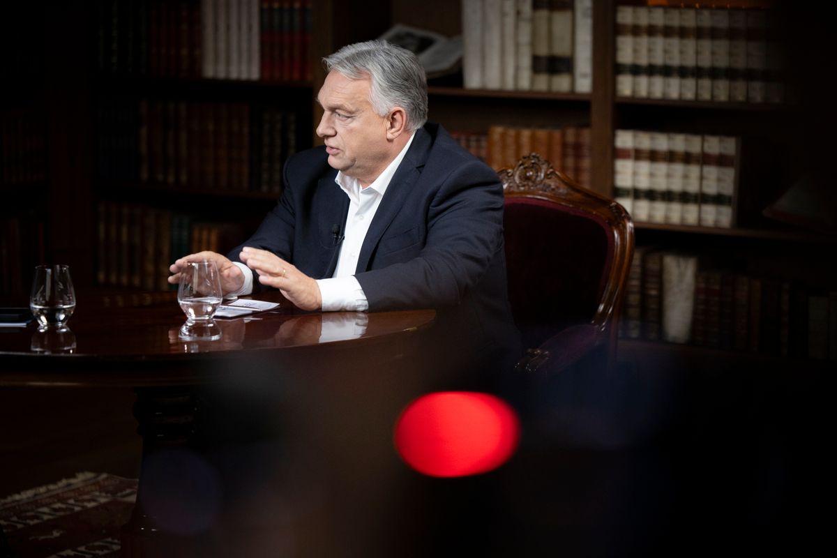 Budapest, 2025. október 15.
A Miniszterelnöki Kommunikációs Főosztály által közreadott képen Orbán Viktor miniszterelnök interjút ad a Mandinernek a Karmelita kolostorban 2025. október 15-én.
MTI/Miniszterelnöki Kommunikációs Főosztály/Fischer Zoltán