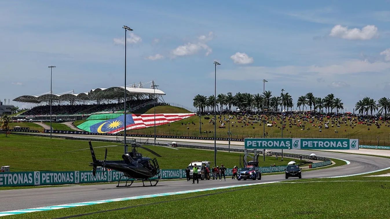 Hatalmas baleset történt a Moto3-ban, mentőhelikopterrel szállították kórházba a két pilótát.