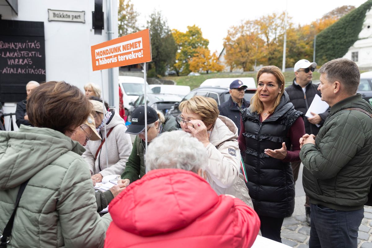 Szentendre, 2025. október 18.
Vitályos Eszter kormányszóvivő, a térség fideszes országgyűlési képviselője (j2) a szentendrei piacon tartott aláírásgyűjtésen 2025. október 18-án. A Fidesz azért indított aláírásgyűjtést Brüsszel háborús tervei ellen, mert a háború kitörése óta az az álláspontja, hogy békére van szükség, és amíg a háború tart Európa, így Magyarország sem számíthat gazdasági fellendülésre - jelentette ki Vitályos Eszter az aláírásgyűjtés szentendrei állomásán.
MTI/Kocsis Zoltán