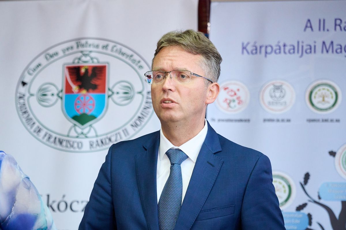 Beregszász, 2025. szeptember 21.
A Kulturális és Innovációs Minisztérium (KIM) által közreadott képen Hankó Balázs kultúráért és innovációért felelős miniszter beszédet mond a Gödöllőn augusztus 21-én, az István, a király című rockopera koncertelőadásán összegyűjtött több mint 10 millió forintos adomány átadásán a beregszászi II. Rákóczi Ferenc Kárpátaljai Magyar Főiskolán 2025. szeptember 21-én. Beregszász testvérvárosa Gödöllő.
MTI/KIM/Bartos Gyula
