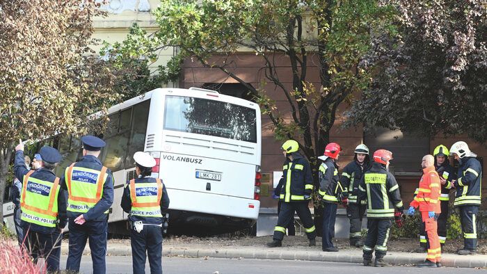 20251022 Szolnok Két mentőhelikopter szállt le a Rózsakertben. A buszbalesethez riasztották őket. Fotó: Mészáros János Új Néplap
