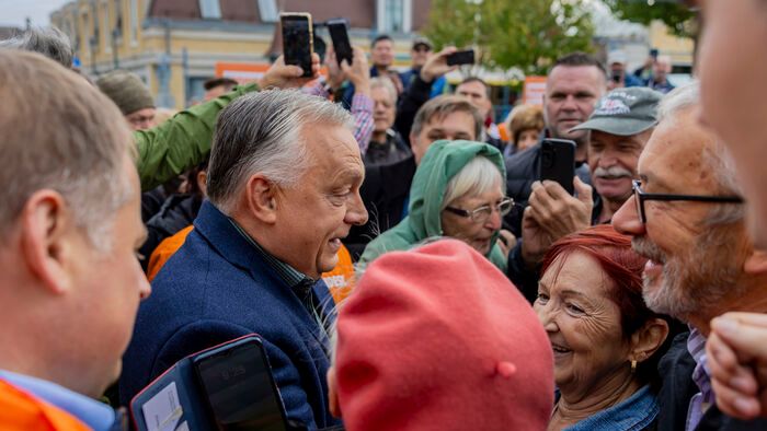 A pesterzsébeti piacon járt Orbán Viktor, elindult a háború elleni aláírásgyűjtés
Fidesz választási kampány