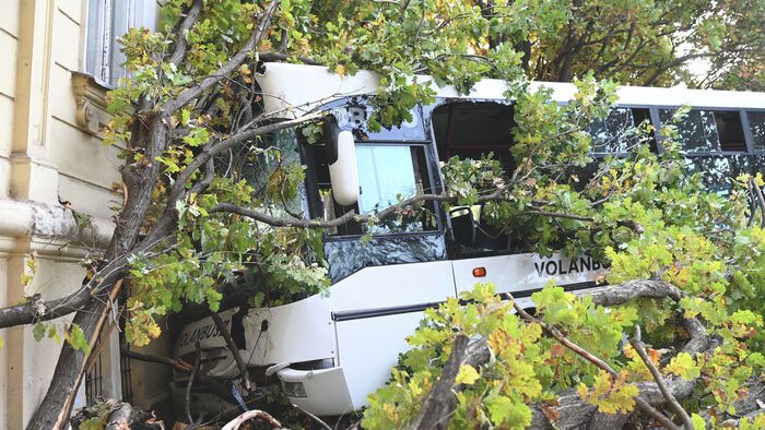 20251022 Szolnok Buszbaleset Szolnokon. Egy helyijáratú busz nem tudott megállni és nekihajtott a Varga Katalin Gimnázium épületének. Fotó: Mészáros János Új Néplap