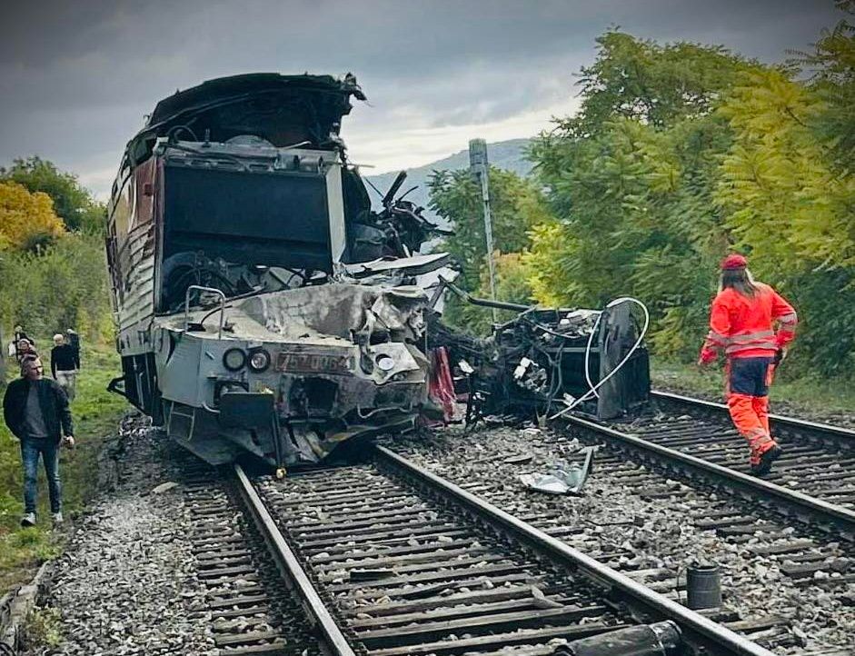 Szádalmás, 2025. október 13.
A szlovák rendőrség felvételén a mentőegység tagjai dolgoznak egy összeroncsolódott mozdonynál egy vasúti baleset helyszínén, a kelet-szlovákiai Szádalmás (Jablonov nad Turnou) közelében, ahol összeütközött két személyszállító vonat 2025. október 13-án. A szerencsétlenségnek csaknem száz sérültje van, közülük kettőnek válságos az állapota.
MTI/TASR/Szlovák rendőrség