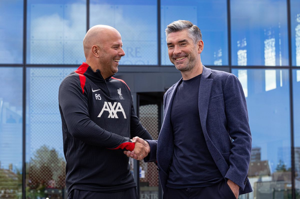 Arne Slot és Richard Hughes (jobbra) a Liverpool edzőközpontjában a nyári felkészülés során, itt még nagy volt az öröm