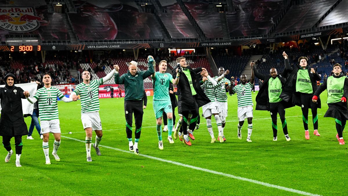 A Fradi játékosai örültek a Salzburg elleni győzelemnek a lefújás után az Európa-ligában.