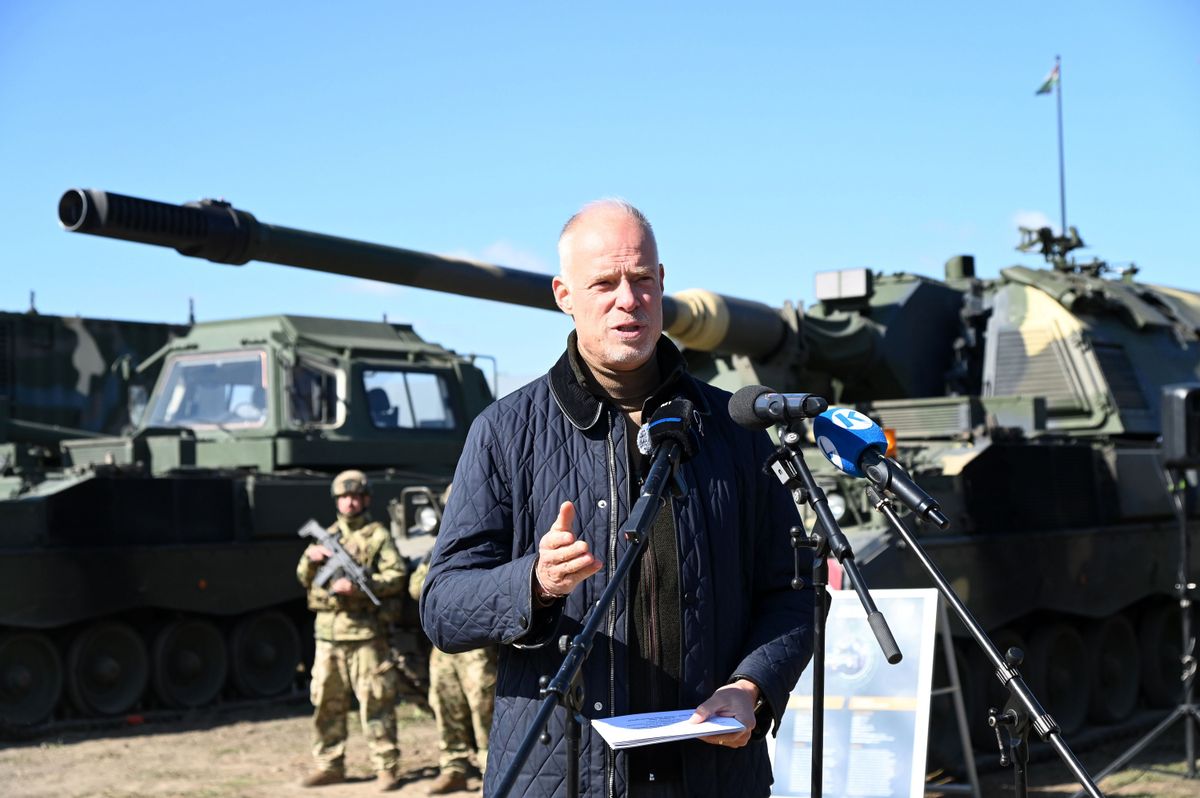 Martfű, 2025. október 2.
Szalay-Bobrovniczky Kristóf honvédelmi miniszter beszédet mond az Adaptive Hussars 2025 országvédelmi gyakorlat során bemutatott Martfű-Vezseny tiszai átkelésen 2025. október 2-án.
MTI/Mészáros János
