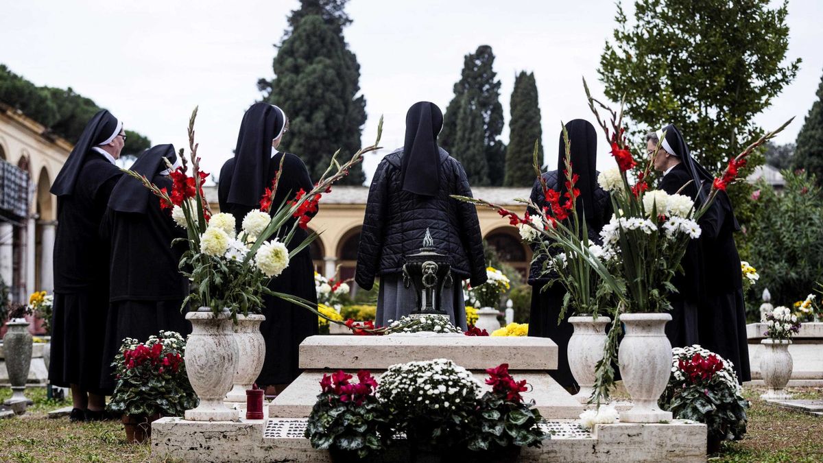 Róma, 2019. november 1.
Apácák imádkoznak egy sírnál a római Verano temetőben 2019. november 1-jén, mindenszentek napján.
MTI/EPA/ANSA/Angelo Carconi