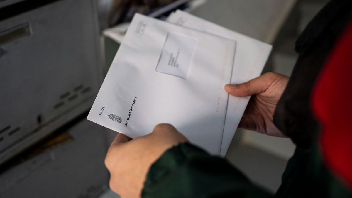 Budapest, 2025. október 1.
A nemzeti konzultáció kérdőíveit kézbesíti egy postás egy budapesti társasházban 2025. október 1-jén. A kérdőíven öt pontban kérdezik meg az embereket arról, mit gondolnak a közteherviselésről.
MTI/Bodnár Boglárka