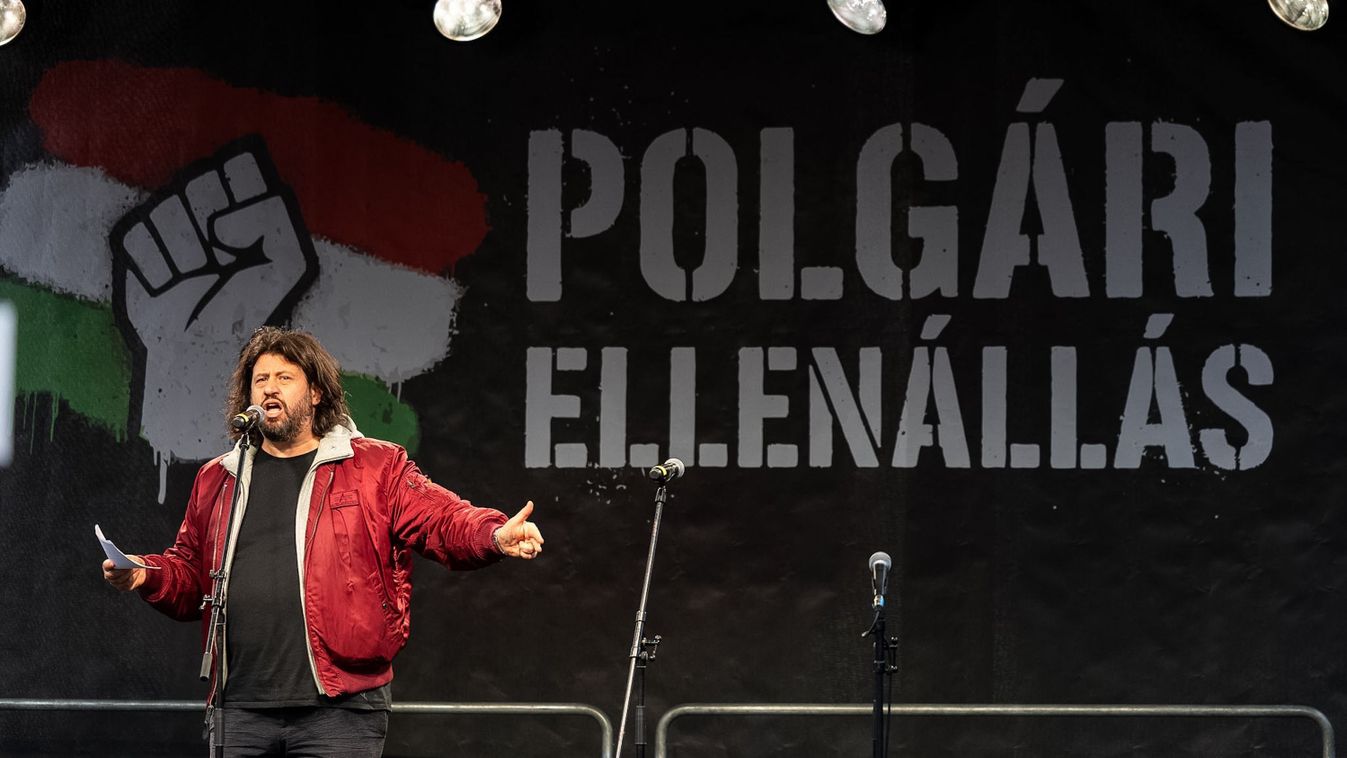 Szolidaritási tüntetés Juhász Péter mellett a Kossuth téren, Puzsér Róbert beszél
demonstráció

Polyák Attila