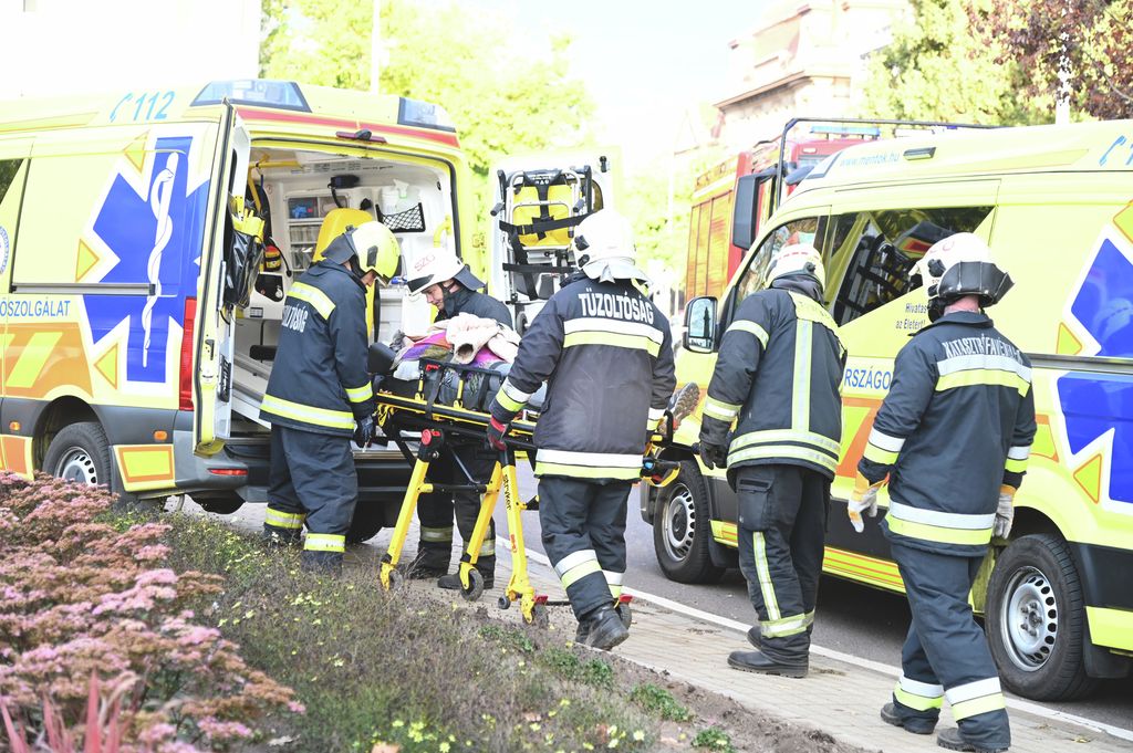 20251022 Szolnok Buszbaleset Szolnokon. Egy helyijáratú busz nem tudott megállni és nekihajtott a Varga Katalin Gimnázium épületének. Fotó: Mészáros János Új Néplap