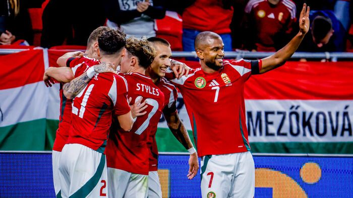 Lukács Dánielt ünneplik a társak a gólja után a Magyarország-Örményország vb-selejtezőn. A VAR nem jelzett lest, a találat érvényes