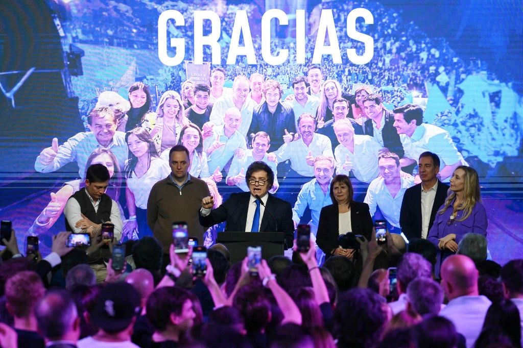 Javier Milei argentin elnök pártja 40,8 százalékos szavazati aránnyal nyerte a vasárnapi időközi választásokat (Fotó: LUIS ROBAYO / AFP)