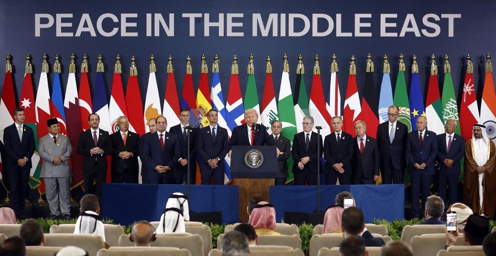 US President Donald Trump (C) delivers a statement during a summit on Gaza in Sharm el-Sheikh on October 13, 2025. US President Donald Trump hailed a "tremendous day for the Middle East" as he and regional leaders signed a declaration on October 13, 2025 meant to cement a ceasefire in Gaza, hours after Israel and Hamas exchanged hostages and prisoners. (Photo by Yoan VALAT / POOL / AFP)