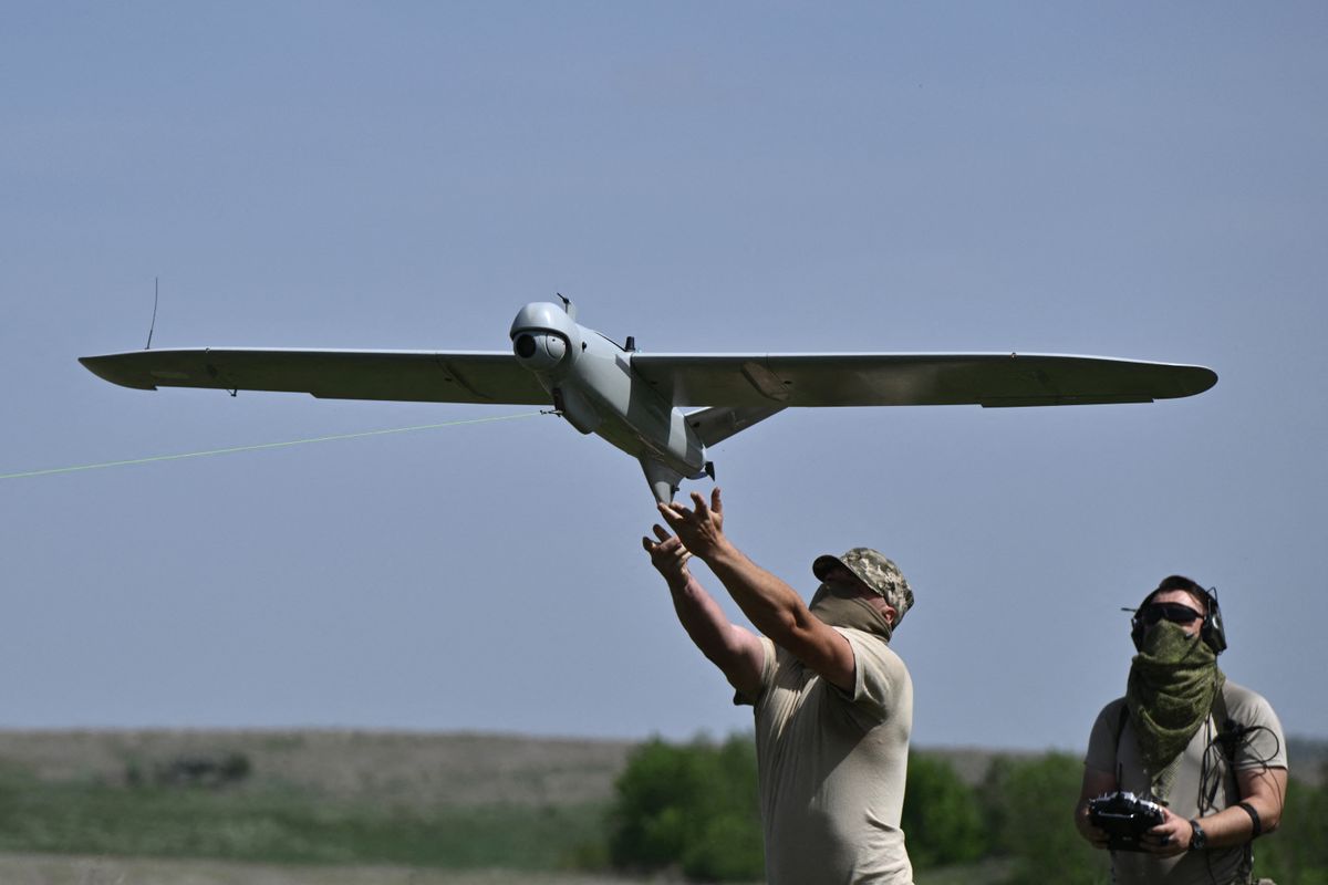 drón
Ukrainian servicemen of the 22nd Brigade launch a Leleka reconnaissance UAV drone near Chasiv Yar, Donetsk region, on April 27, 2024, amid the Russian invasion of Ukraine. (Photo by Genya SAVILOV / AFP)