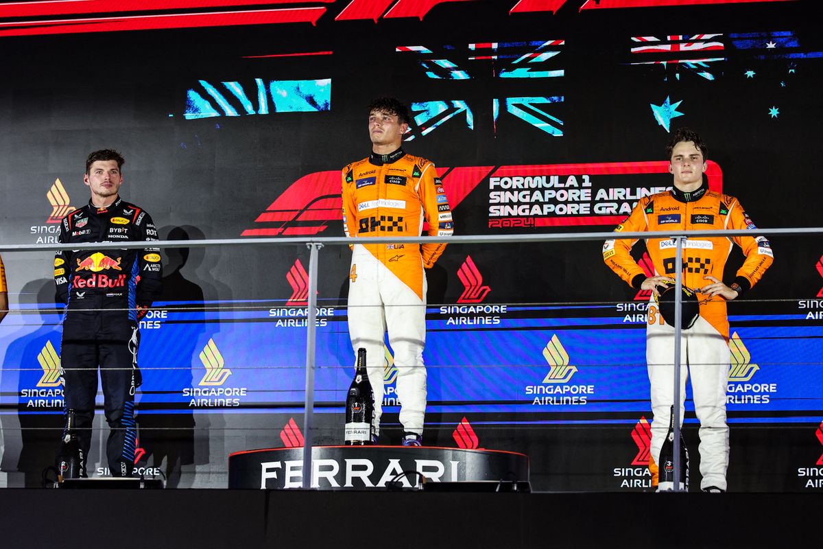Verstappen, Norris és Piastri a tavalyi szingapúri dobogón