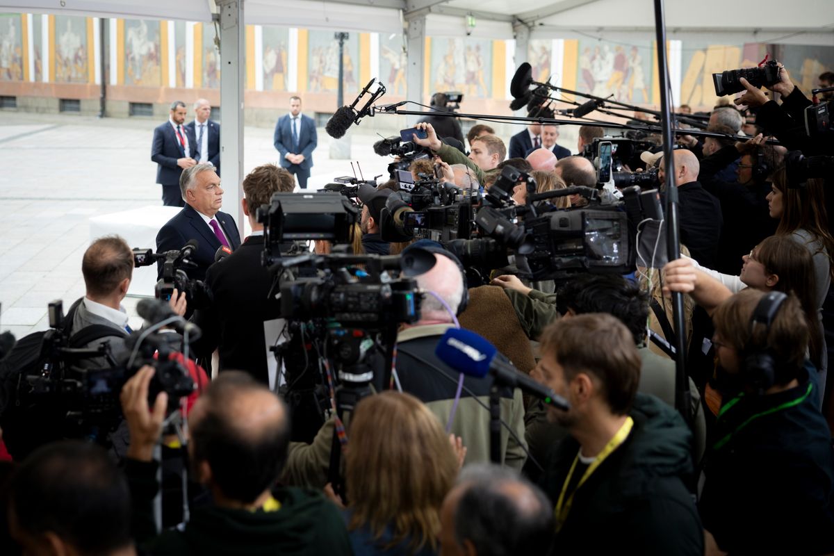 A Miniszterelnöki Kommunikációs Főosztály által közreadott képen az Európai Unió nem hivatalos csúcstalálkozójára érkező Orbán Viktor miniszterelnök nyilatkozik a sajtó munkatársainak a koppenhágai Christiansborg palotában 2025. október 1-jén, az Európai Unió Tanácsának dán soros elnöksége idején (Fotó: MTI/Miniszterelnöki Kommunikációs Főosztály/Fischer Zoltán)