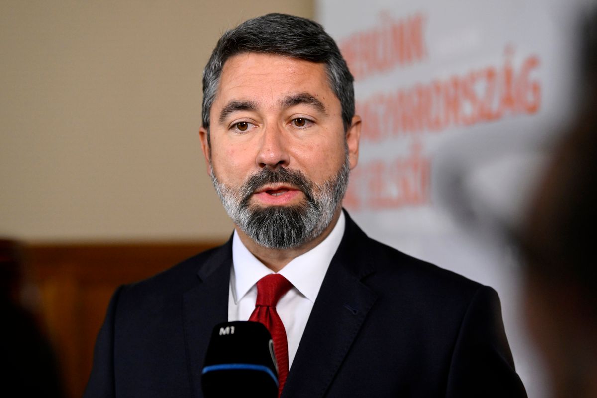Budapest, 2025. május 21.
Hidvéghi Balázs, a Miniszterelnöki Kabinetiroda parlamenti államtitkára nyilatkozik a sajtónak az Országházban 2025. május 21-én. Egyre több jelzés érkezik a kormányzathoz arról, hogy a megtörtént kézbesítés ellenére nem érkeznek meg a címzettekhez azok a Voks 2025 szavazólapok, amelyeken Ukrajna uniós csatlakozásáról nyilváníthatnak véleményt a választópolgárok - mondta Hidvéghi Balázs.
MTI/Purger Tamás