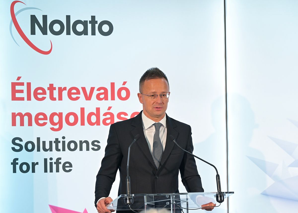 Szijjártó Péter külgazdasági és külügyminiszter beszédet mond a Nolato Magyarország Kft. kapacitásbővítő fejlesztésének átadóján Mosonmagyaróváron 2025. október 13-án (Fotó: MTI/Krizsán Csaba)