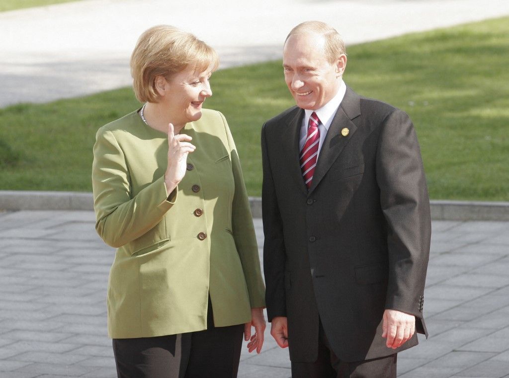 ARCHIVE PHOTO: Federal Chancellor Angela MERKEL welcomes the Russian President Vladimir PUTIN, Official greeting of the heads of state and government by Federal Chancellor Angela Merkel before the first working session. G8 summit in Heiligendamm, June 7th, 2007. (Photo by Malte Ossowski/SVEN SIMON / SVEN SIMON / dpa Picture-Alliance via AFP)