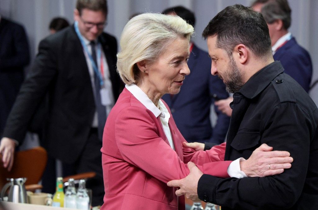 European Commission President Ursula Von der Leyen (L) and Ukraine's President Volodymyr Zelensky greet eachothers as they arrive for a working session of the 7th European Political Community (EPC) Summit at the Bella Center in Copenhagen on October 2, 2025. (Photo by Ludovic MARIN / AFP)