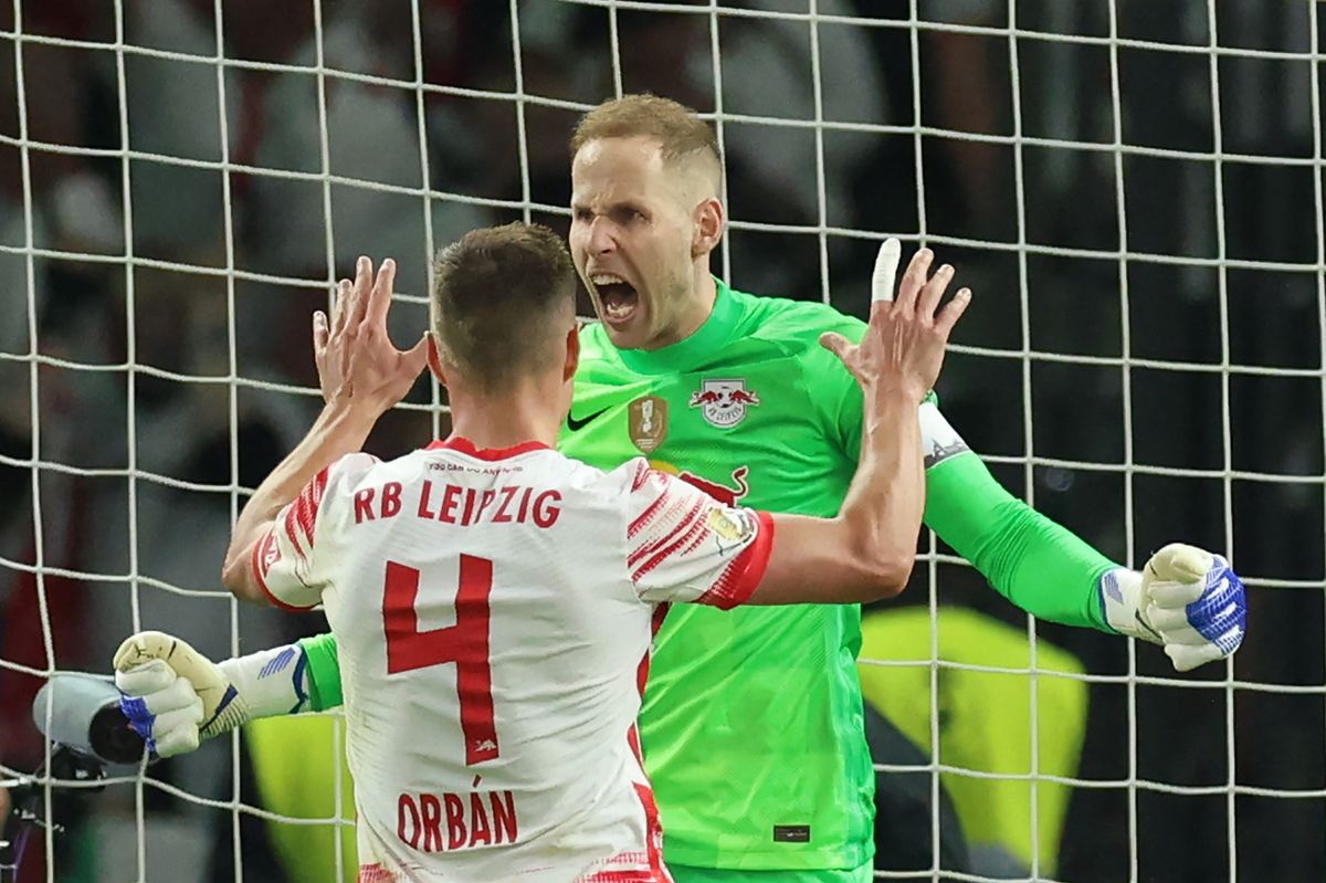 21 May 2022, Berlin: Soccer: DFB Cup, SC Freiburg - RB Leipzig, Final, at Olympiastadion, Leipzig's Willi Orban and goalkeeper Peter Gulacsi (r) celebrate after saving a ball. IMPORTANT NOTE: In accordance with the requirements of the DFL Deutsche Fußball Liga and the DFB Deutscher Fußball-Bund, it is prohibited to use or have used photographs taken in the stadium and/or of the match in the form of sequence pictures and/or video-like photo series. Photo: Christian Charisius/dpa (Photo by CHRISTIAN CHARISIUS / dpa Picture-Alliance via AFP)