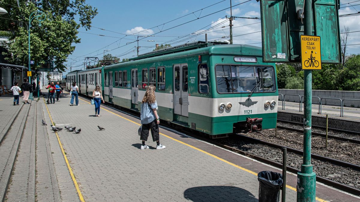 Budapest, 2023. június 3.
A budapesti helyiérdekű vasút (eredetileg BHÉV, köznyelvben csak HÉV) H5-ös (250-es vasútvonal; 2011-ig szentendrei HÉV) vonalán közlekedő szerelvény a Szentlélek téri megállóba érkezik.
MTVA/Bizományosi: Róka László 
***************************
Kedves Felhasználó!
Ez a fotó nem a Duna Médiaszolgáltató Zrt./MTI által készített és kiadott fényképfelvétel, így harmadik személy által támasztott bárminemű – különösen szerzői jogi, szomszédos jogi és személyiségi jogi – igényért a fotó szerzője/jogutódja közvetlenül maga áll helyt, az MTVA felelőssége e körben kizárt.