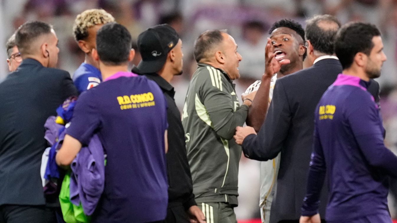 Vinícius
Vinicius Junior left winger of Real Madrid and Brazil adn Lamine Yamal right winger of Barcelona and Spain discuss after the La Liga EA Sports match between Real Madrid CF and FC Barcelona at Estadio Santiago Bernabeu on October 26, 2025 in Madri