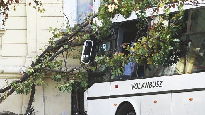 20251022 Szolnok Két mentőhelikopter szállt le a Rózsakertben. A buszbalesethez riasztották őket. Fotó: Mészáros János Új Néplap