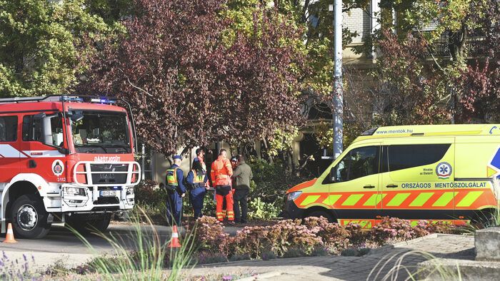 20251022 Szolnok Két mentőhelikopter szállt le a Rózsakertben. A buszbalesethez riasztották őket. Fotó: Mészáros János Új Néplap