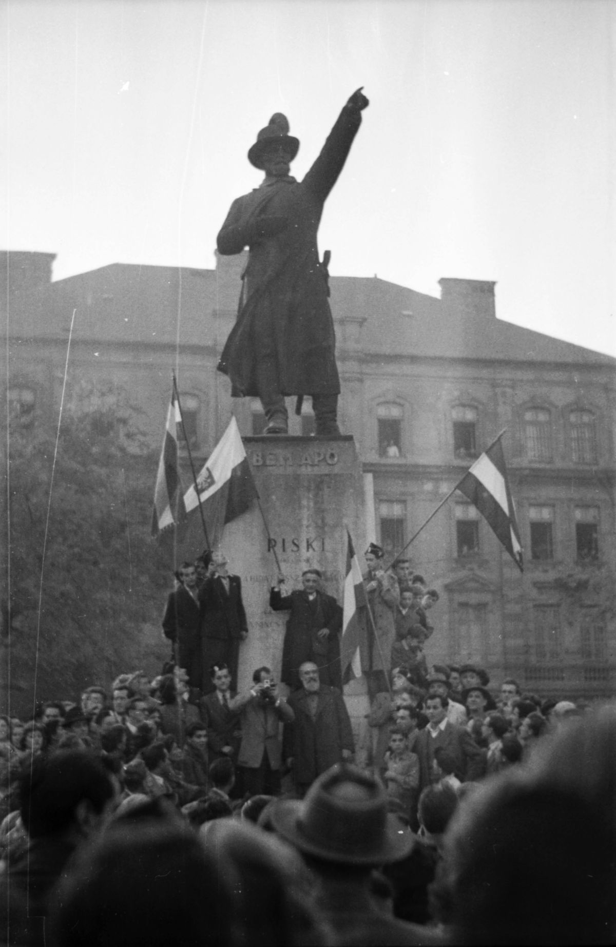 Lugas Bem József tér, tüntetés 1956. október 23-án a Bem szobornál. Háttérben az egykori Radetzky laktanya