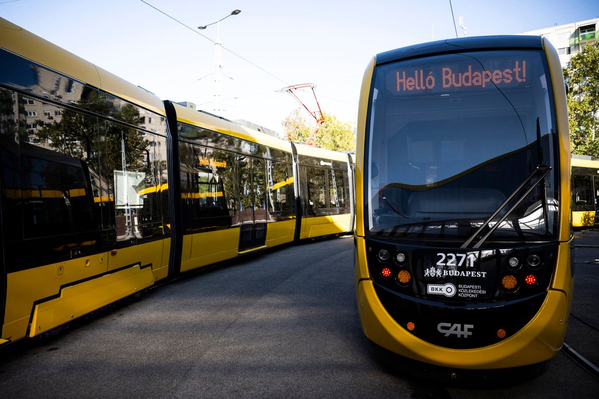 Budapest, 2025. október 2.
CAF-villamosok az 51 új fővárosi CAF-villamos beszerzéséről tartott sajtótájékoztatón Budapesten 2025. október 2-án. A Budapesti Közlekedési Központ (BKK) és az Irányító Hatóság által aláírt támogatási szerződés biztosítja a korábban megrendelt és jelenleg gyártás alatt lévő CAF-villamosok folyamatos érkezését, illetve forgalomba állítását Budapesten.
MTI/Bodnár Boglárka