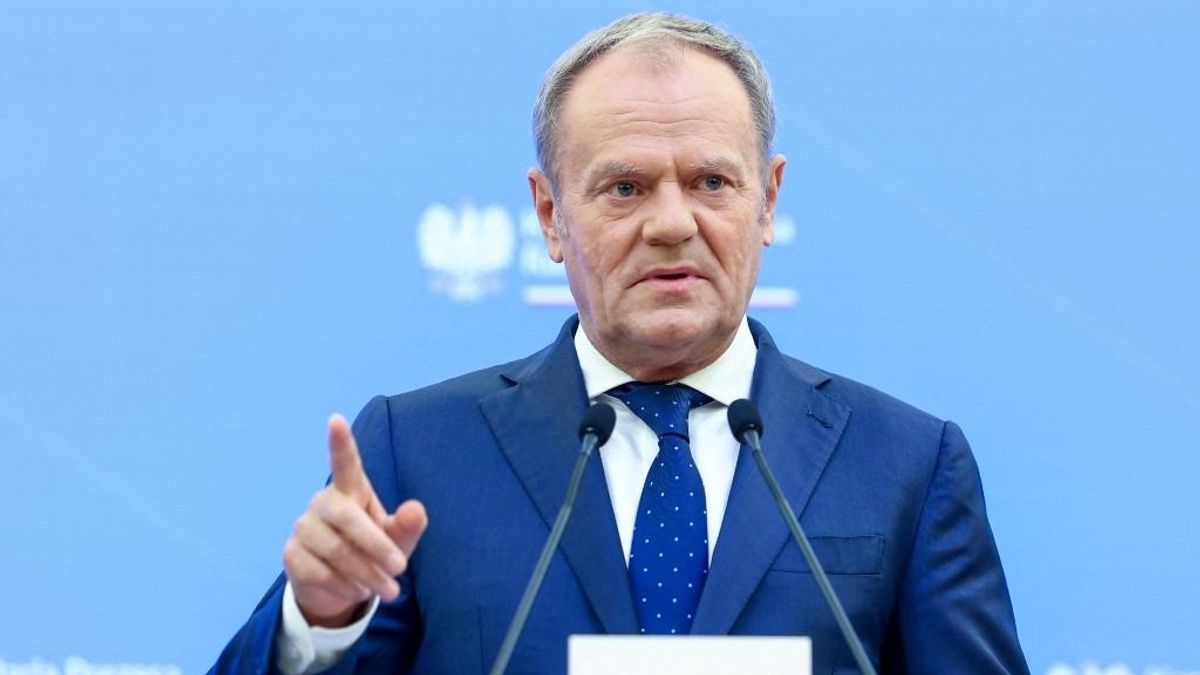 Donald Tusk Zelenszkijt simogatja