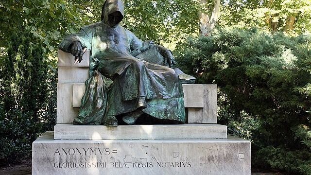 Anonymus szobra a budapesti Városligetben. forrás: Wikimedia Commons.