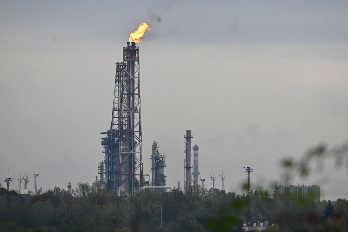 A Mol kigyulladt százhalombattai alapanyag-feldolgozó üzeme (Fotó: Hegedüs Róbert/MTI)