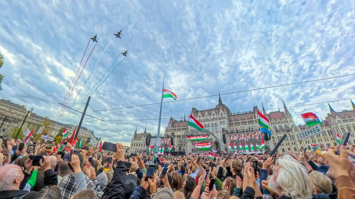 A honvédség Gripenjei a Kossuth tér felett (Fotó: Csudai Sándor)