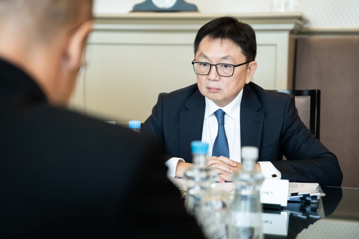 A Külgazdasági és Külügyminisztérium (KKM) által közreadott képen Ling Ji, a Kínai Népköztársaság kereskedelmi miniszterhelyettese, nemzetközi kereskedelmi tárgyalásokért felelős képviselő-helyettese tárgyal Szijjártó Péter külgazdasági és külügyminiszterrel Budapesten 2025. október 10-én