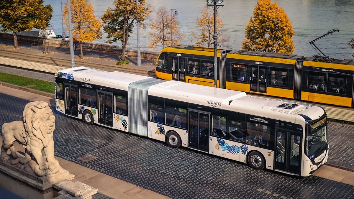 Vadonatúj Ikarus csuklós busz mutatkozott be Budapest útjain