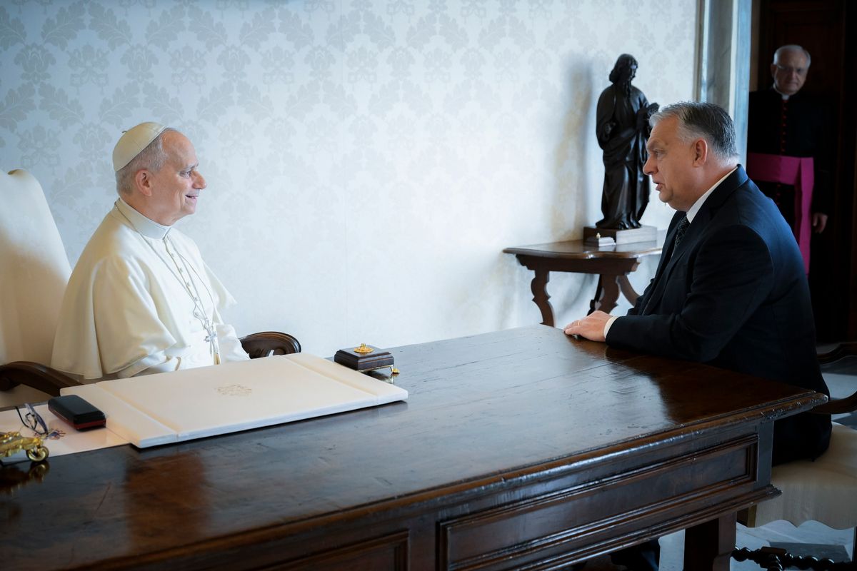A Vatikáni Média felvételén XIV. Leó pápa magánaudiencián fogadja Orbán Viktor miniszterelnököt a Vatikánban 2025. október 27-én