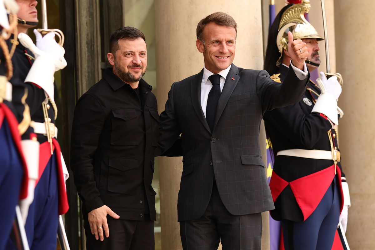 Párizs, 2025. szeptember 3.
Emmanuel Macron francia elnök (j) ukrán partnerét, Volodimir Zelenszkijt fogadja a párizsi államfői rezidencián, az Elysée-palotánál 2025. szeptember 3-án, az Ukrajnát az Oroszország elleni háborúban támogató nemzetközi koalíció párizsi tanácskozásának előestéjén.
MTI/EPA pool/Teresa Suárez
