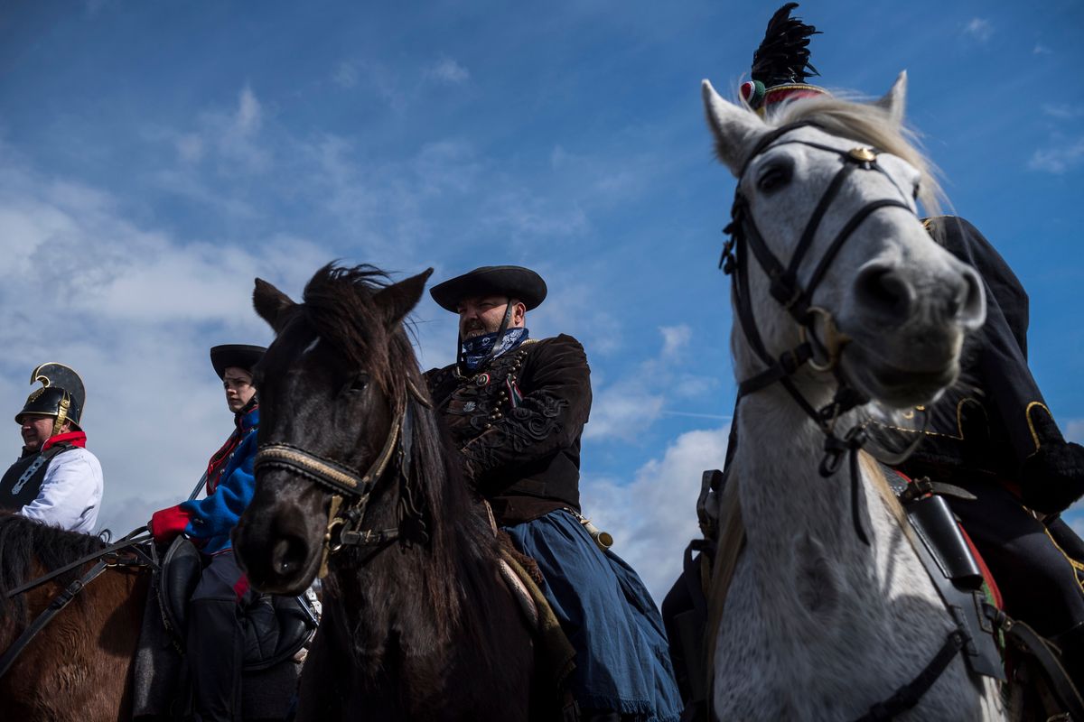 Szentendre, 2019. március 16.
Hagyományörzők bemutatójukon a szentendrei Skanzenben 2019. március 16-án. A huszárok életének legfontosabb állomásait mutatatják be a nemzeti ünnephez kapcsolódóan március 15. és 17. között a szentendrei Szabadtéri Néprajzi Múzeumban.
MTI/Mónus Márton