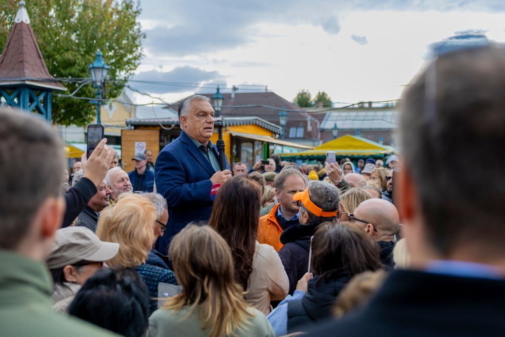 A pesterzsébeti piacon járt Orbán Viktor, elindult a háború elleni aláírásgyűjtés
Fidesz választási kampány
