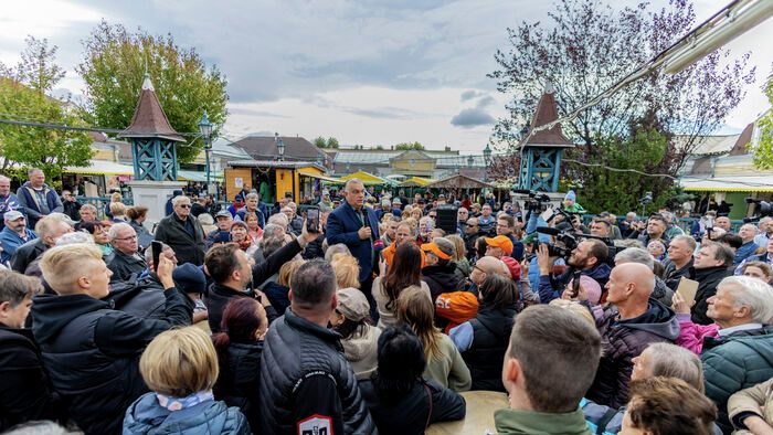 A pesterzsébeti piacon járt Orbán Viktor, elindult a háború elleni aláírásgyűjtés
Fidesz választási kampány