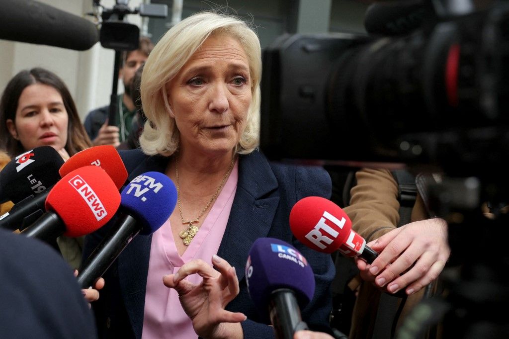 Marine Le Pen a választások kiírását látja a Macron okozta politikai válság megoldásának