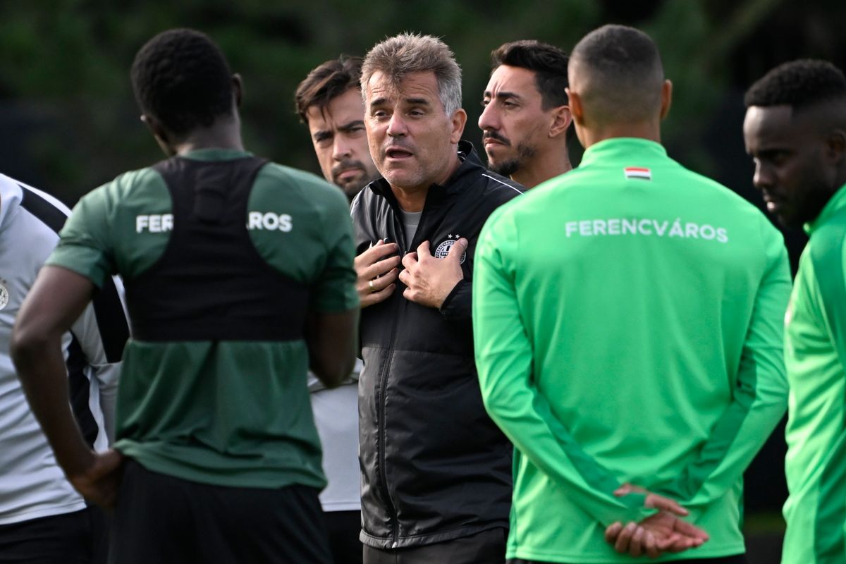 Budapest, 2023. augusztus 30.
Máté Csaba, a Ferencváros labdarúgócsapatának vezetőedzője (k) magyaráz a játékosoknak a litván Zalgiris Vilnius elleni másnapi Konferencia-liga selejtezőmérkőzés előtti edzésen a népligeti FTC-MVM Sportközpontban 2023. augusztus 30-án.
MTI/Kovács Tamás