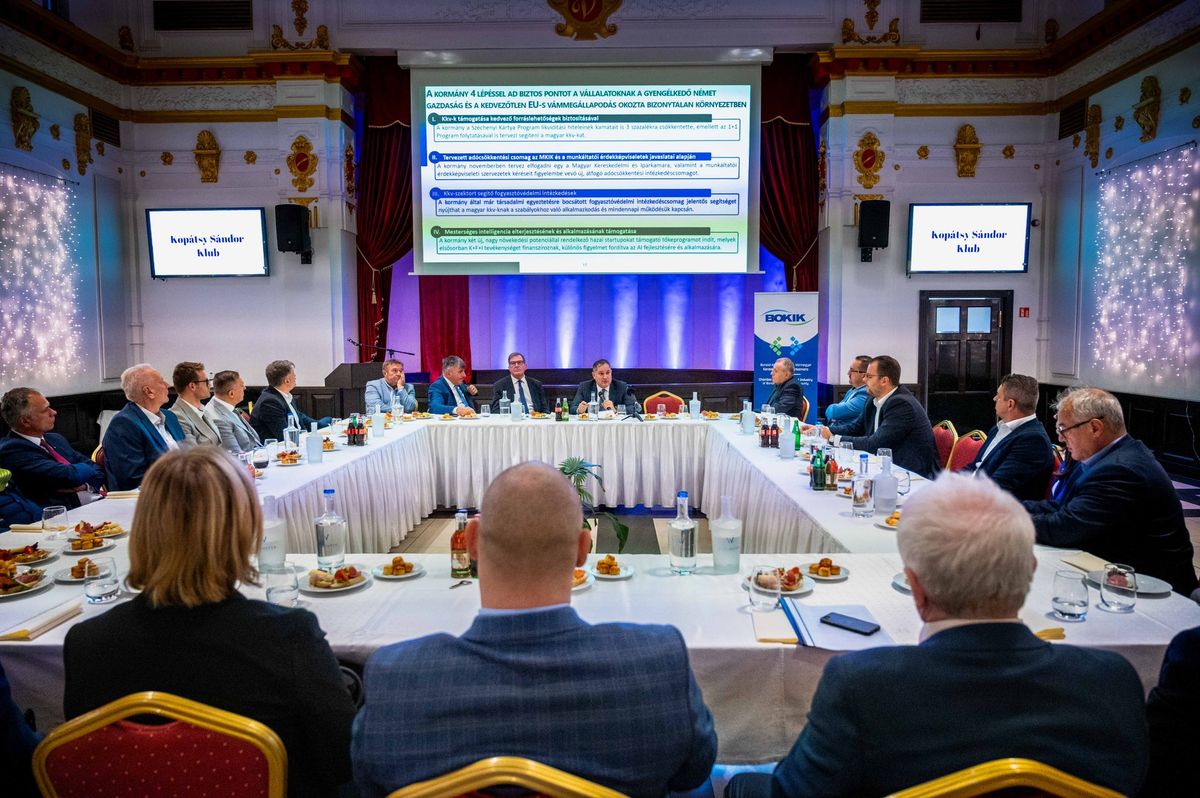 Nagy Márton Miskolcon, a Kopátsy Sándor Klubban beszél.