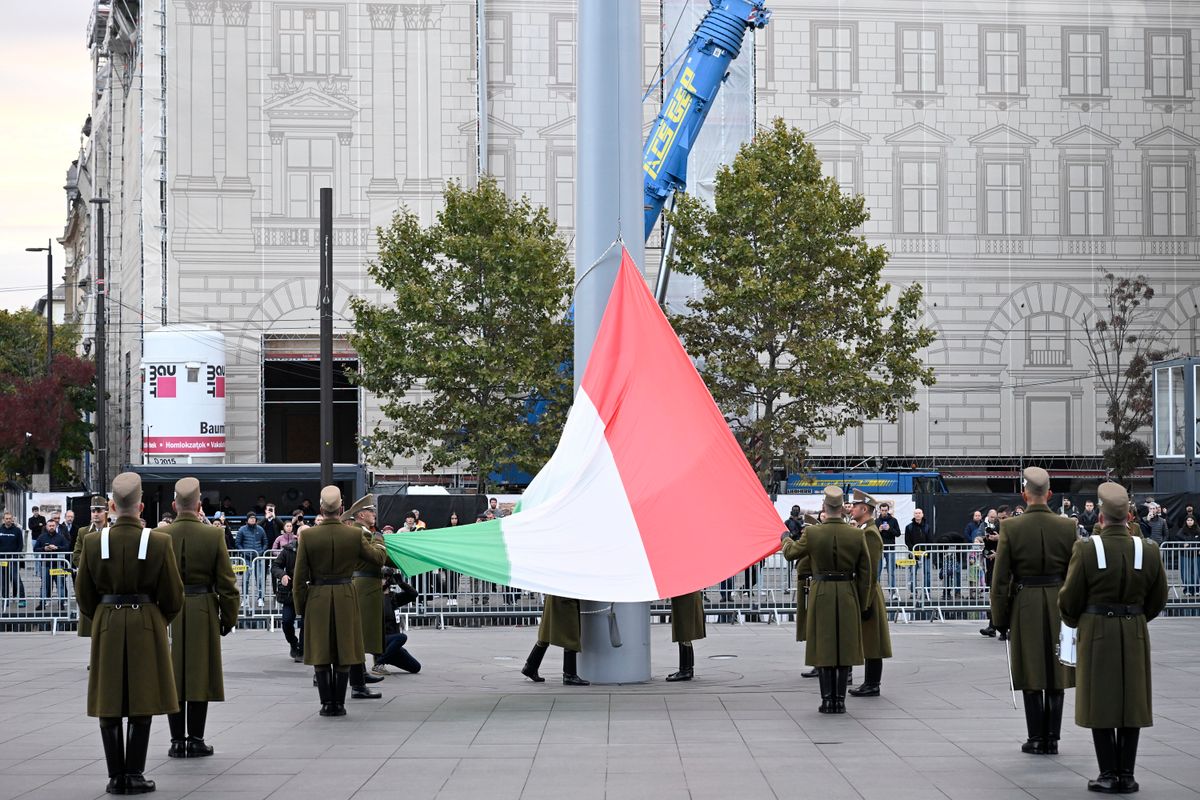 Budapest, 2025. október 23.
A díszegység tagjai felvonják a nemzeti lobogót az 1956-os forradalom és szabadságharc 69. évfordulóján az ünnepélyes zászlófelvonáson az Országház előtti Kossuth Lajos téren 2025. október 23-án.
MTI/Máthé Zoltán