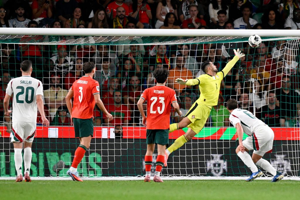 Lisszabon, 2025. október 14.
A portugál Diogo Costa kapus (j2) a Portugália - Magyarország labdarúgó világbajnoki selejtező mérkőzésen a lisszaboni Estádio José Alvalade stadionban 2025. október 14-én.
MTI/Szigetváry Zsolt