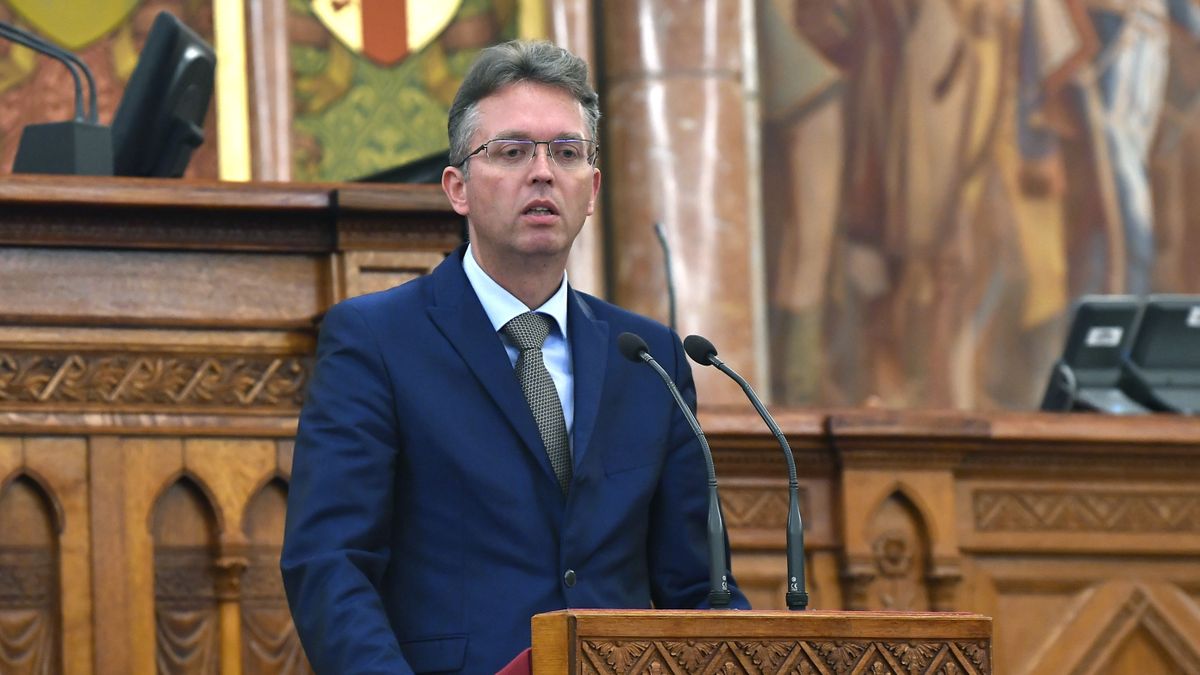Budapest, 2025. szeptember 29.
Hankó Balázs kultúráért és innovációért felelős miniszter beszédet mond az Országházban tartott Felsőoktatási évadnyitó konferencián 2025. szeptember 29-én.
MTI/Soós Lajos