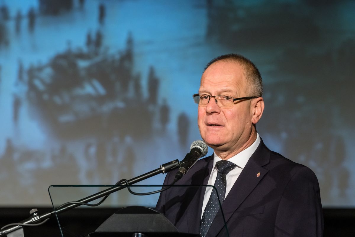 Sümeg, 2025. október 23.
Navracsics Tibor közigazgatási és területfejlesztési miniszter beszédet mond az 1956-os forradalom és szabadságharc 69. évfordulóján rendezett megemlékezésen a sümegi Kisfaludy Sándor Művelődési Központban 2025. október 23-án.
MTI/Katona Tibor